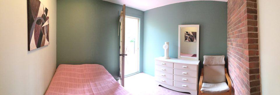 Chambre avec lit double, cadre, miroir, commode, tapis - 2025